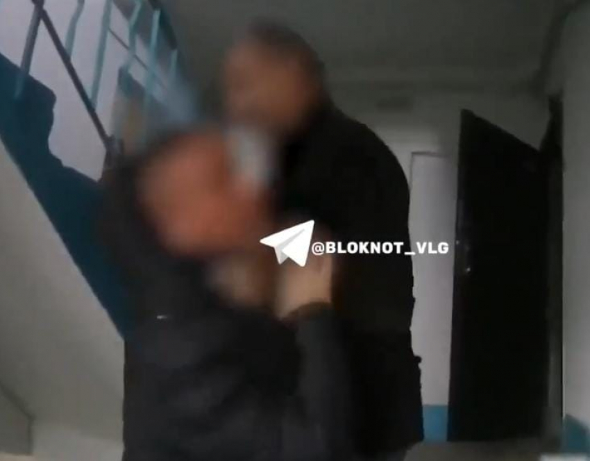 В Волгограде разъяренный должник напал на энергетика и пытался сбросить его с лестницы
