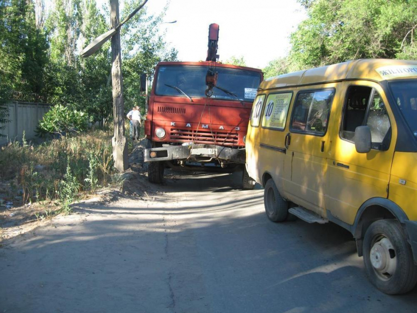 В аварии маршрутки и двух грузовиков пострадала 20-летняя волгоградка