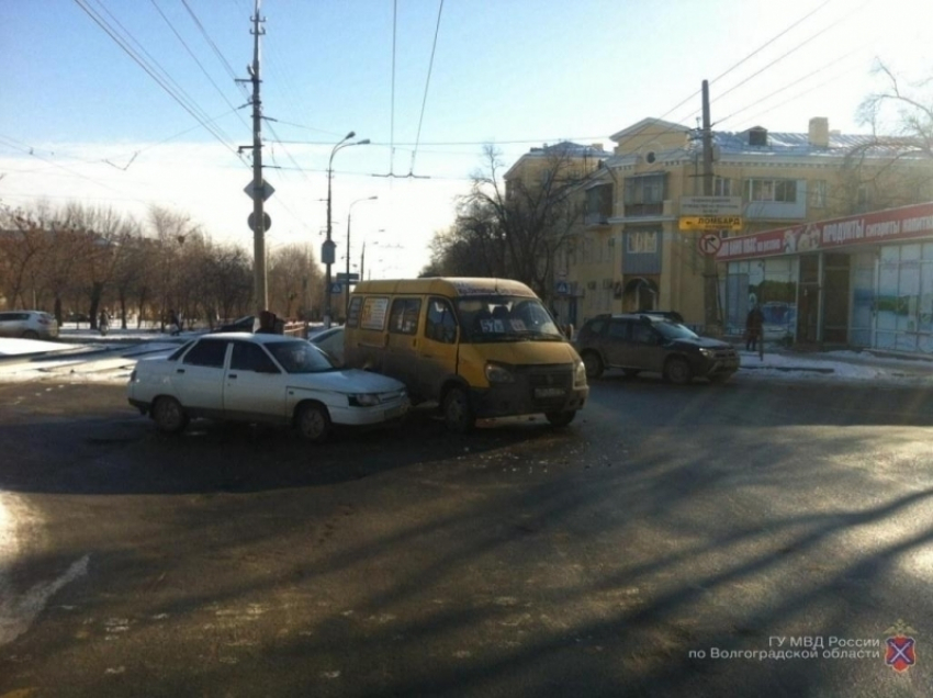 Жительница Волгограда попала в больницу в результате столкновения ВАЗа и маршрутки