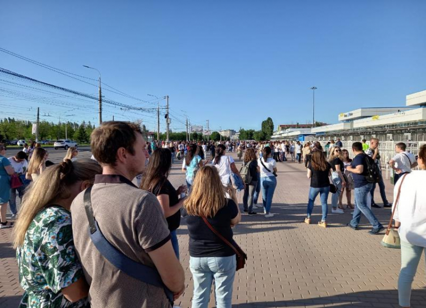 Тысячи волгоградцев пришли к «Волгоград Арене» на концерт «Руки вверх!»