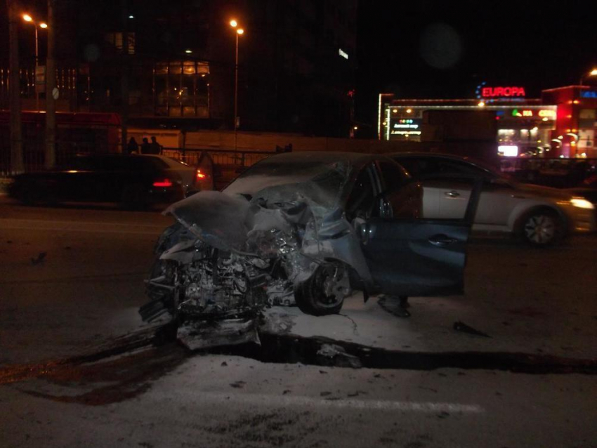 В центре Волгограда Kia влетела в столб: 2 пострадали