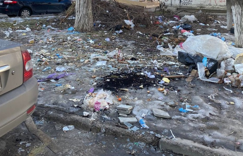 Жуткую свалку устроили под окнами МКД в Волгограде