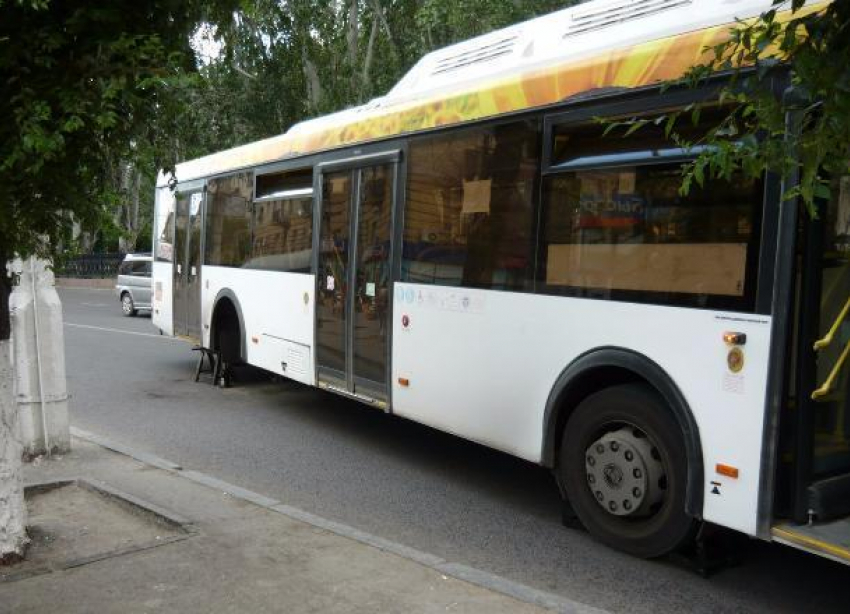 В центре Волгограда ремонтная служба пытается починить автобус «Питеравто»