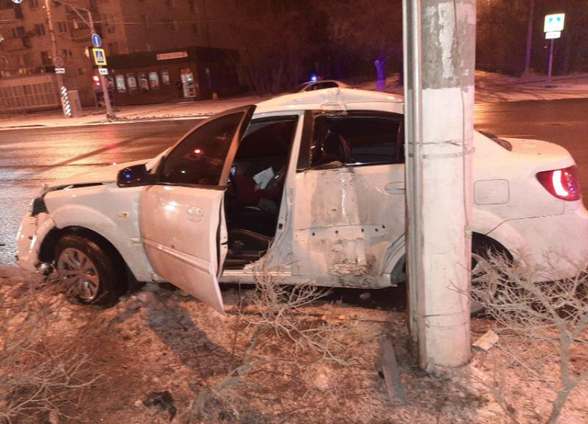Машину «намотало» на столб: Kia Rio с пьяным водителем разбилась в Волгоградской области