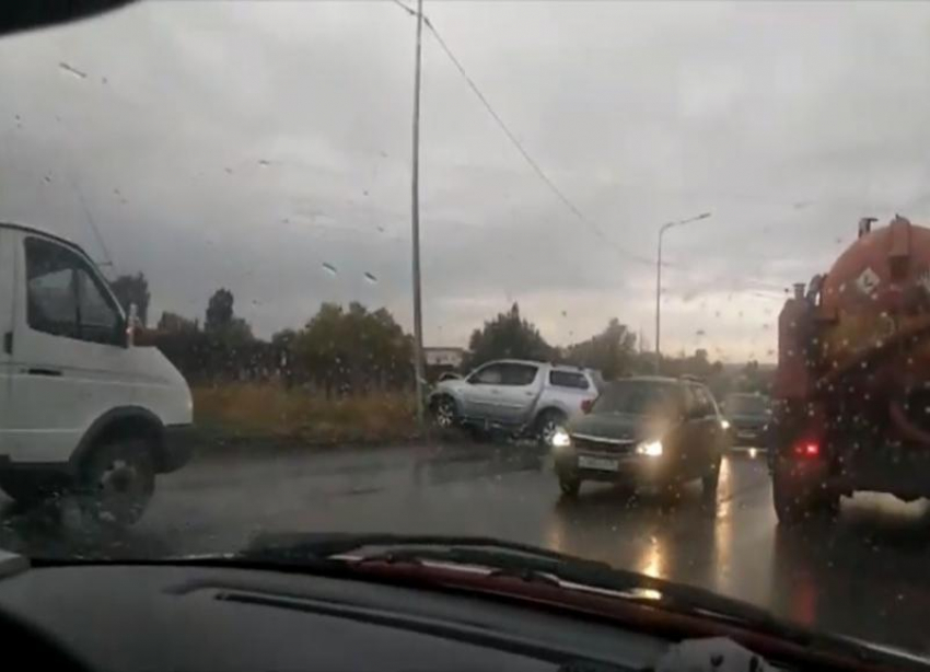 На видео попал внедорожник, протаранивший столб на Ангарском в Волгограде