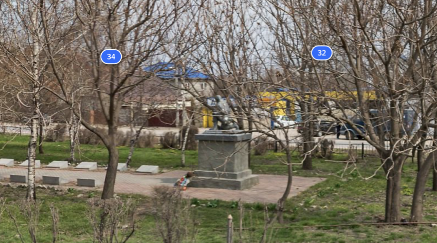 Памятник военному демонтируют на юге Волгограда 