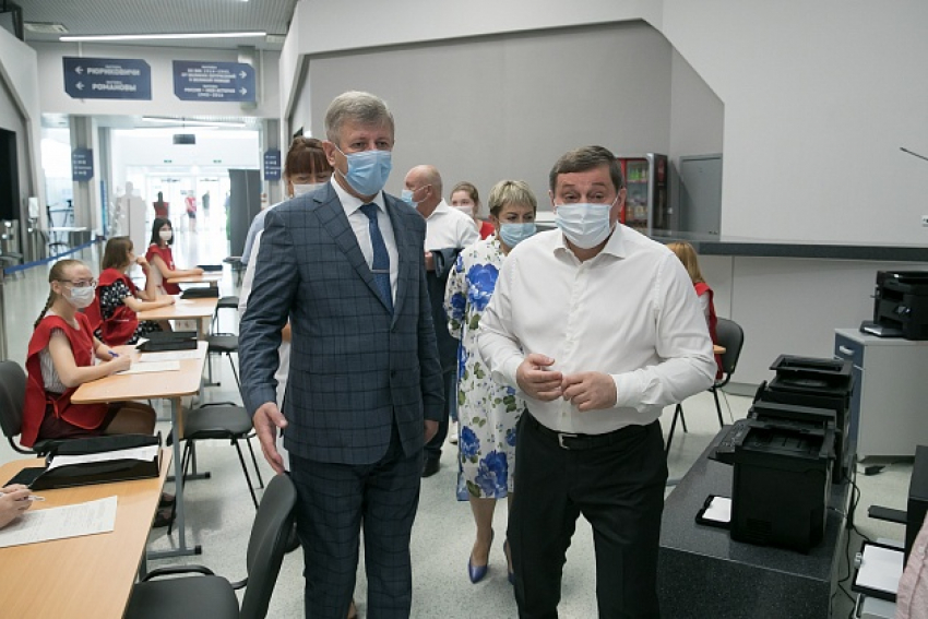 Волгоградский губернатор призвал к обязательной вакцинации от COVID-19 