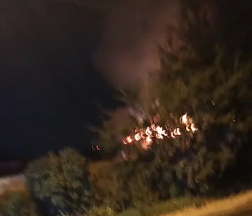 Горящий частный дом в Волгограде попал на видео