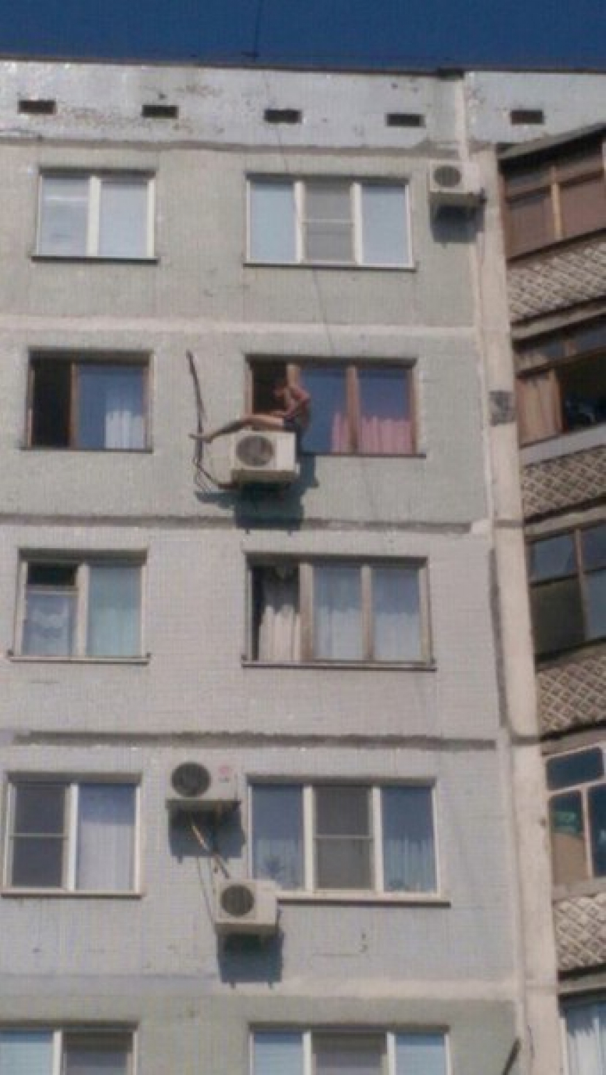 Волгоградец устроил шоу для жильцов дома, забравшись на сплит-систему 8 этажа