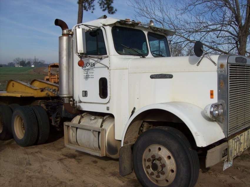 На трассе Волгоград-Сызрань возле гостиницы грузовик раздавил водителя