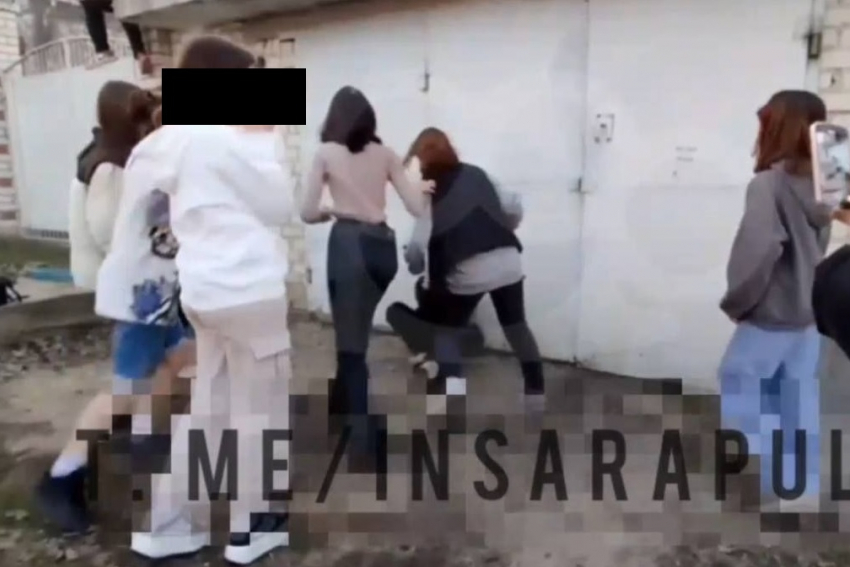 Школьницы зверски отпинали девочку возле гаражей под Волгоградом