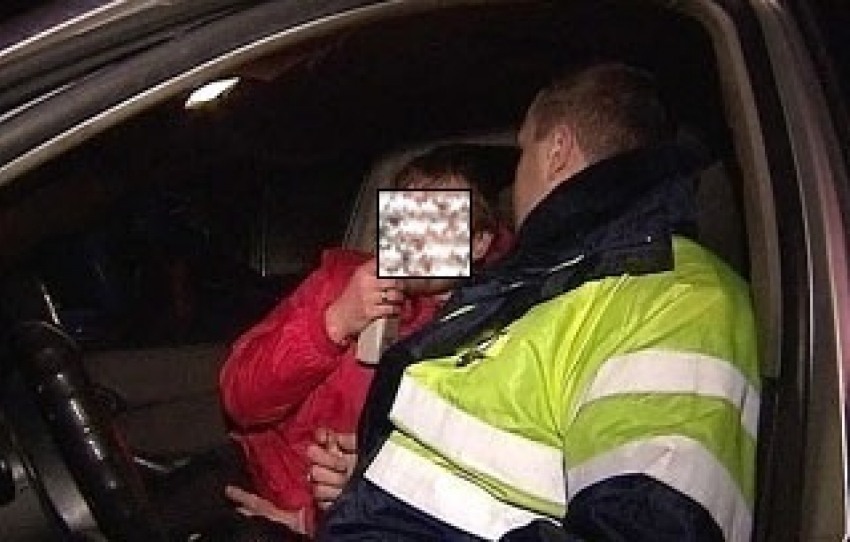 В Волгограде пьяный водитель попытался задушить сам себя