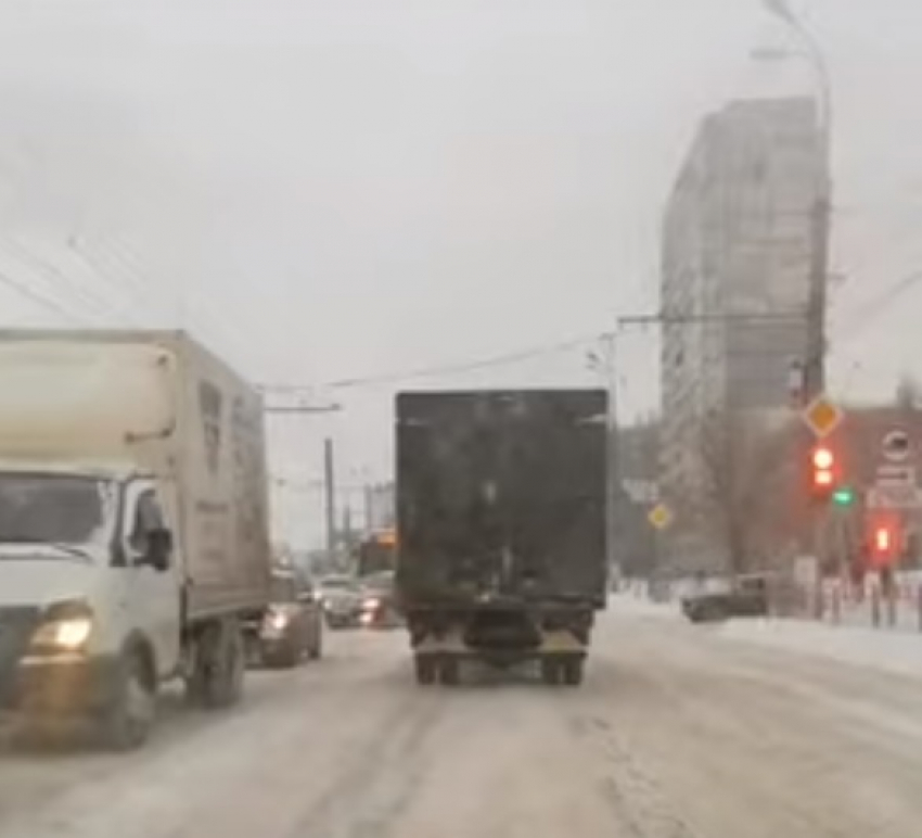 Волгоградцы опаздывают на самолет в 10-балльных пробках: видео