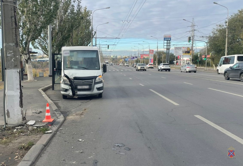Пассажирская «ГАЗель» вписалась в столб на севере Волгограда