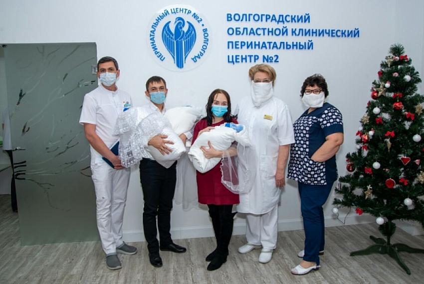 В Волгограде из перинатального центра №2 впервые в этом году выписали тройняшек