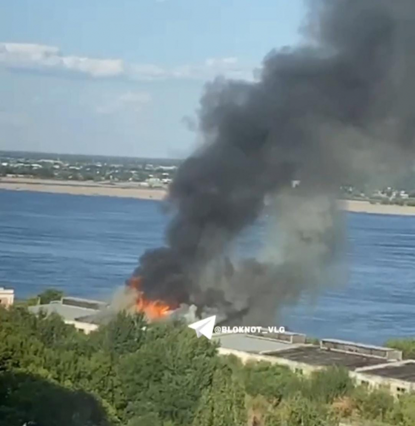В Волгограде загорелись склады бывшего грузового порта