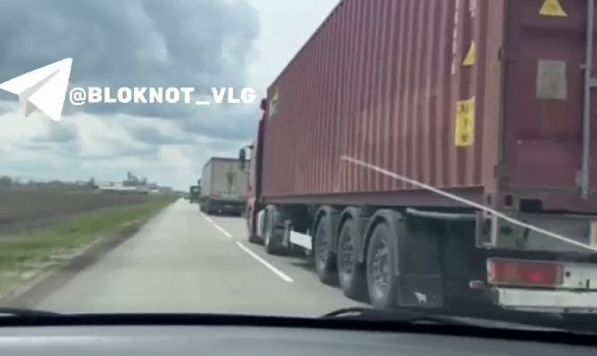 Фуры парализовали волгоградскую трассу 1 мая после введения запрета