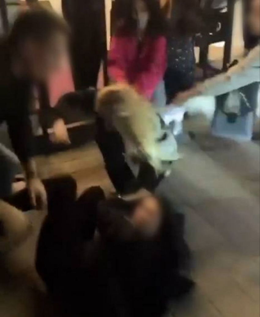 Женским «чемпионатом» по выдиранию волос у ночного клуба в Волгограде заинтересовалась полиция