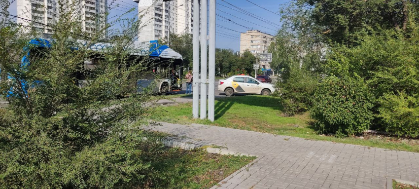 В Волгограде на Спартановке столкнулись новый троллейбус и такси