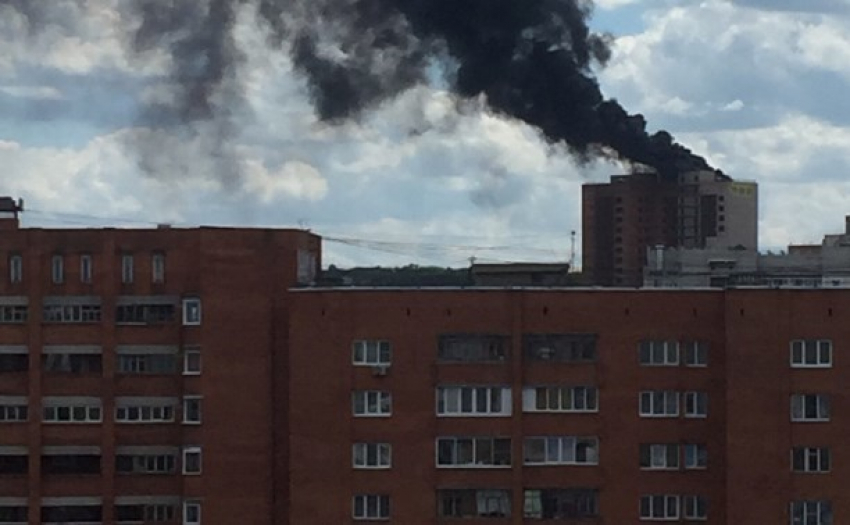 На западе Волгограда загорелась 16-этажка: 22 человека эвакуировано