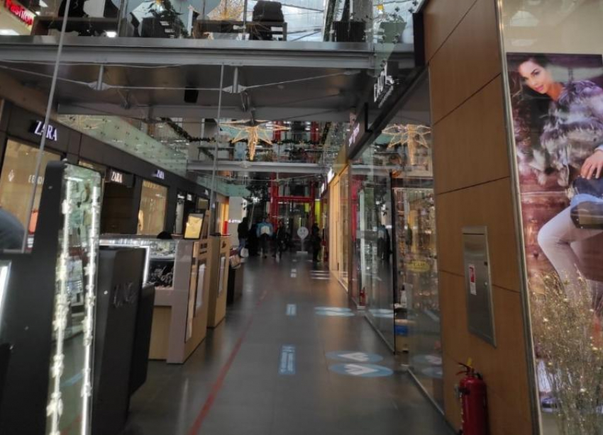 Еще одно письмо с угрозами взрыва: в Волгограде экстренно эвакуировали ТРЦ «Парк-Хаус»