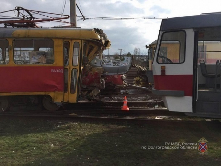 При столкновении трамваев в Волгограде пострадали два человека
