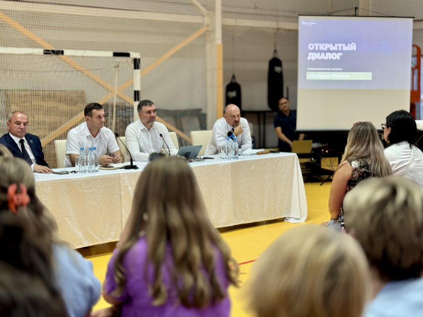 В трудовом коллективе - коллеги, в повседневной жизни - соседи