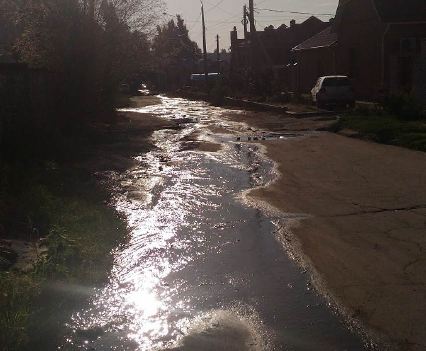 Из полуразрушенного дома в Волгограде вода льется на жилые кварталы
