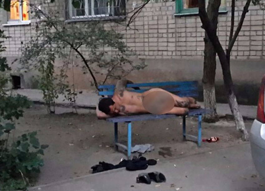 Уснувший на улице голым с членом напоказ мужчина задержан в Волгограде