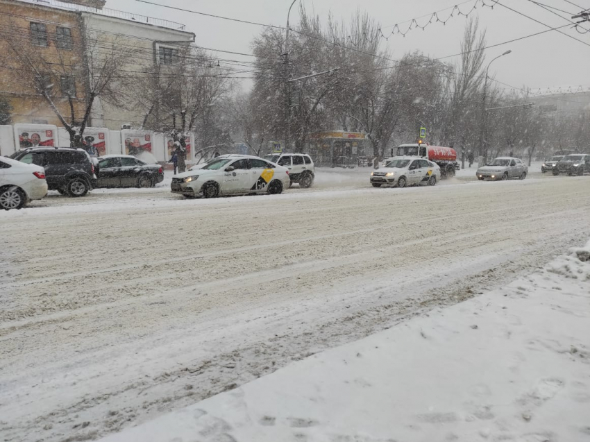 Приостанавливают движение: в Волгограде на выездах к федеральным трассам застревают фуры