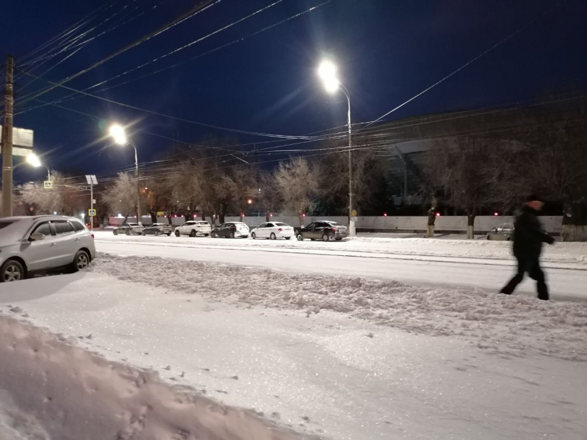 В битве со снегом в Волгограде пожертвовали пешеходами