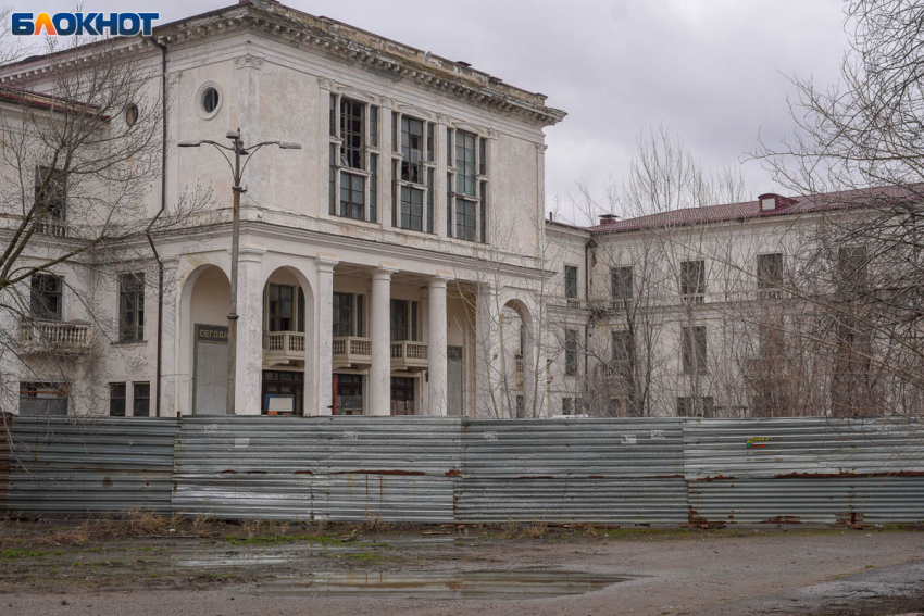 Незаконные заборы массово демонтируют по всему Волгограду