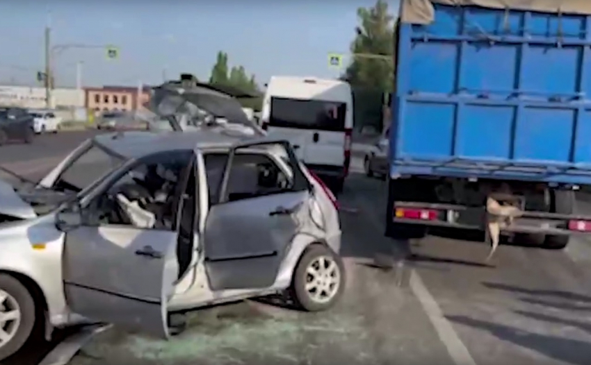 Медики рассказали подробности о 6 пострадавших в массовом шок-ДТП с зерновозом в Волгограде