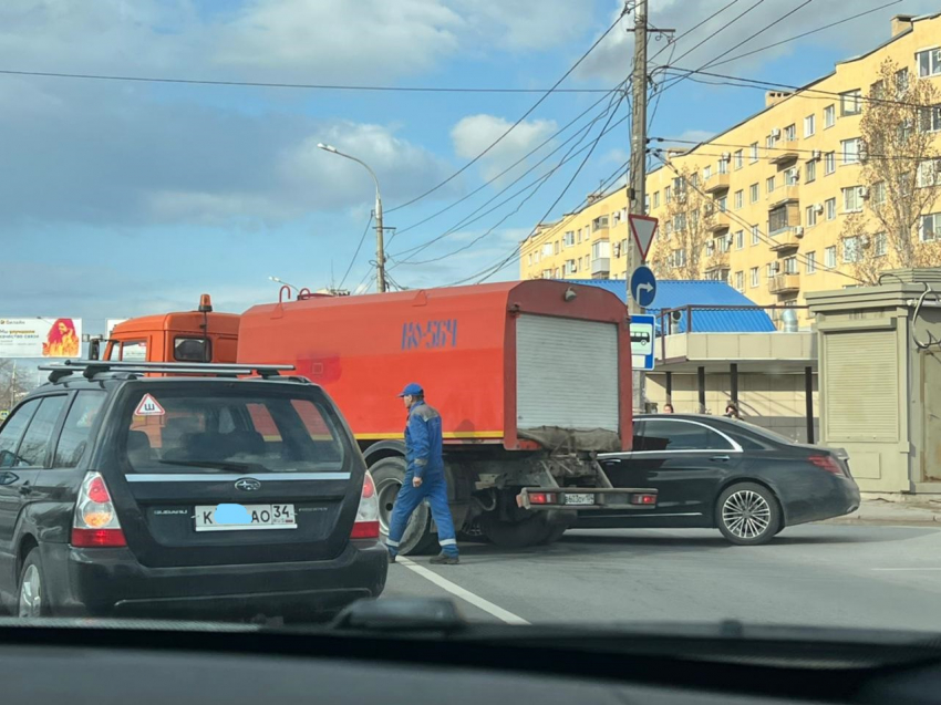 Грузовик концессий водоснабжения и Merсedes устроили ДТП на Второй Продольной в Волгограде