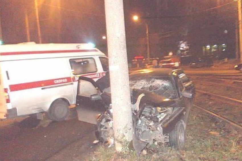 В Волжском 25-летний водитель погиб, протаранив на «десятке» столб