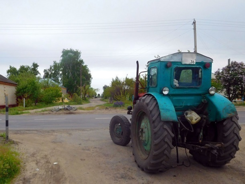 Велосипедист по встречке протаранил трактор в Волгоградской области