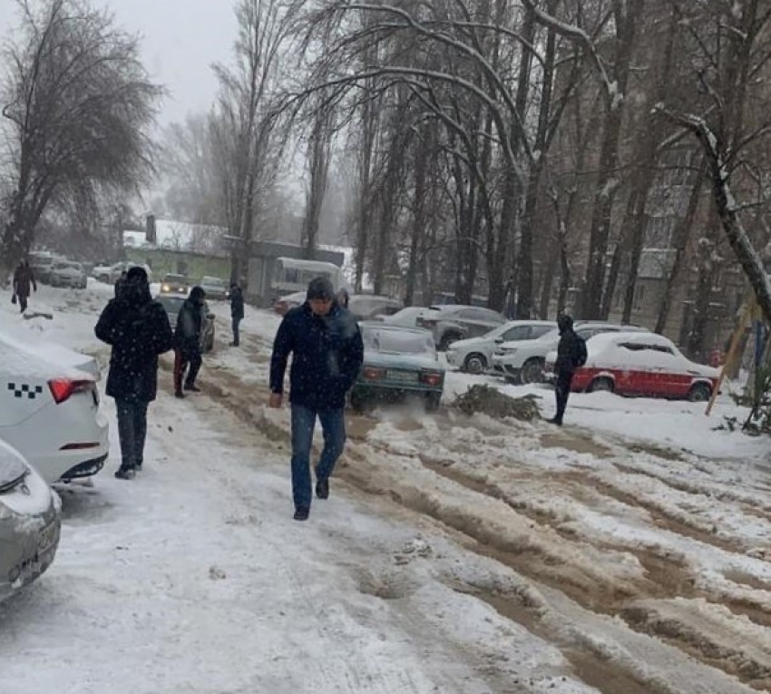 Новости блокнот волгоград. Снег в Волгограде. Зимний Жилгородок Волгоград. Коллапс в Дзержинском сегодня. Жилгородок Волгоград зажевало человека.