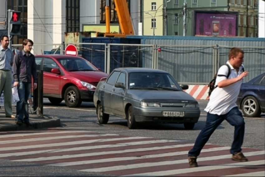В центре Волгограда сотрудник медуниверситета сбил 59-летнего пешехода