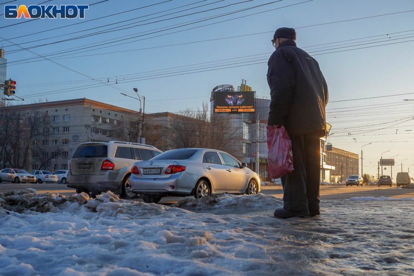 С позором уволить главу Центрального района потребовали за обледенелые тротуары Волгограда