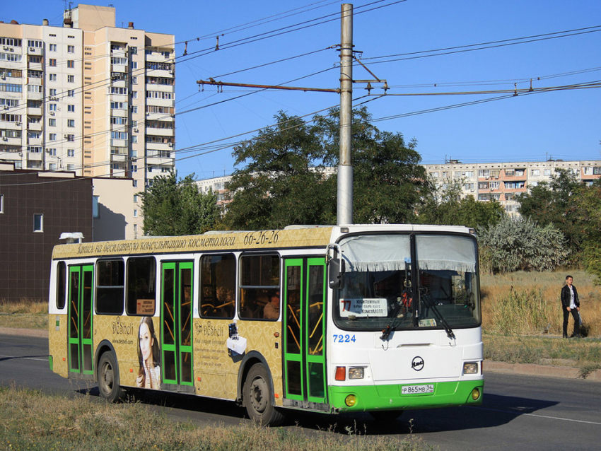В центре Волгограда пассажирский автобус врезался в ВАЗ-2106