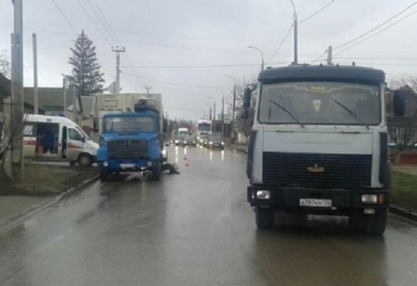 50-летний житель Волгограда погиб под колесами самосвала и грузовика
