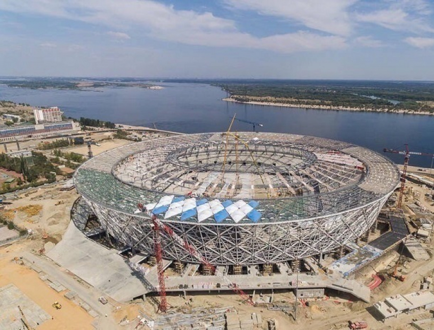 Строящийся стадион «Волгоград Арена» начали прятать под крышу
