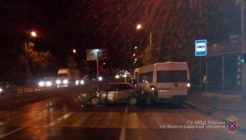 На юге Волгограда в тройном ДТП с двумя маршрутками пострадали две пассажирки