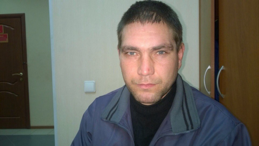 Эксклюзив: Волгоградец показал как ранил друга, который позже скончался в отделе полиции