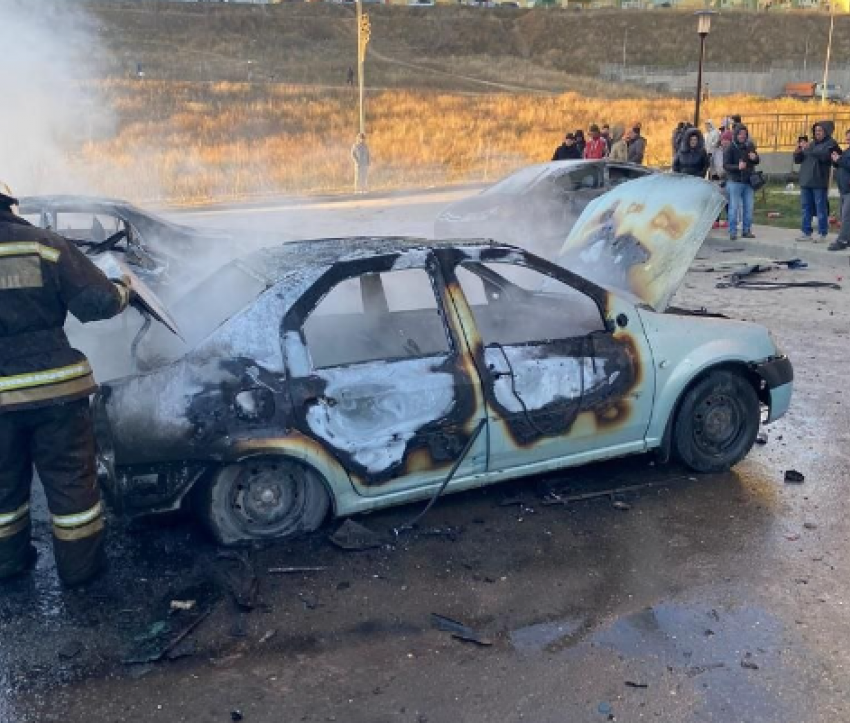 В Волгограде в ЖК «Комарово» сгорели четыре автомобиля