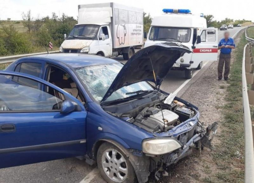 Водитель Opel Astra протаранила отбойник в Волгоградской области: пострадала 19-летняя пассажирка