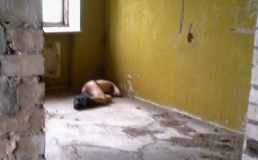 На юге Волгограда в заброшенной больнице нашли мертвого мужчину 
