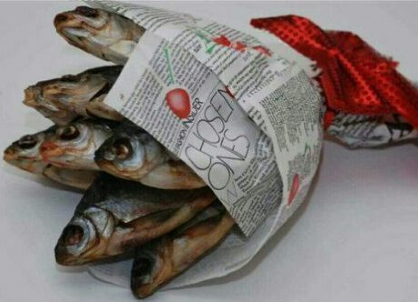 Букетами из сушеной рыбы и вареных раков «клеят» девушки волгоградцев