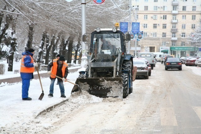 На улицах Волгограда работает 83 единицы спецтехники