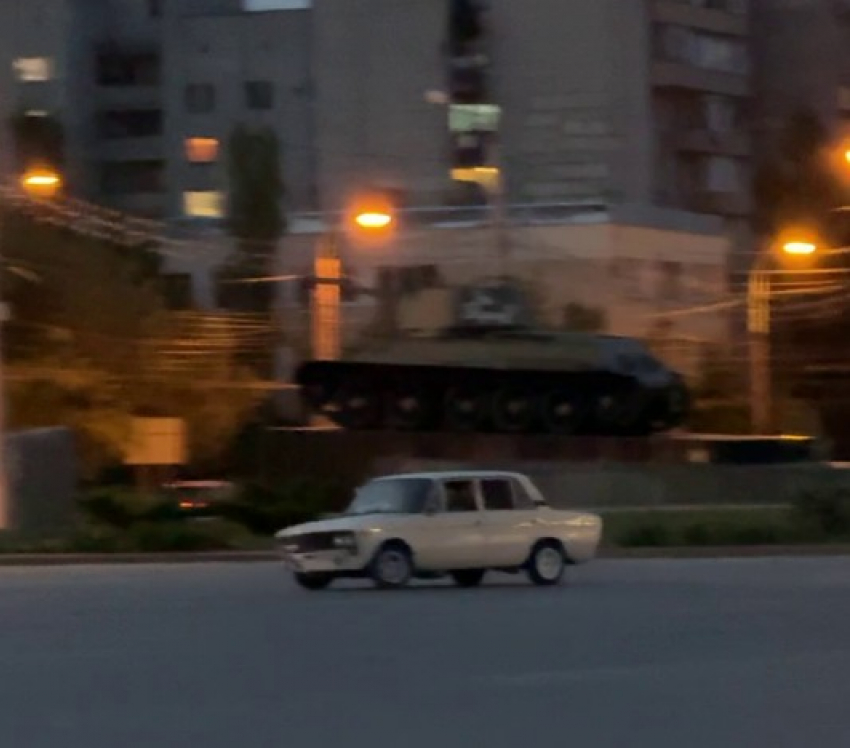 Жесткий дрифт на площади с военным памятником устроил волгоградский лихач на авто без номеров